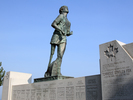 Original title:    Description Statue of marathon runner Terry Fox overlooking Thunder Bay and the Trans-Canada Highway. Date 31 July 2007 Source Own work Author Richard Keeling

