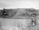 Titre original&nbsp;:  Fort Edmonton, vu depuis l'autre côté de la rivière. 