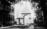 Titre original&nbsp;:  Arch of Triumph for Cardinal Taschereau. 