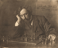 Titre original&nbsp;:  File:Charles Gill jouant aux echecs, en 1908.jpg - Wikimedia Commons