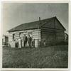 Titre original&nbsp;:  Rev. and Mrs. Egerton Ryerson Steinhauer with the Superintendent of Indian Missions in front of the old school house, Morley, Alta. Indian Residential School History & Dialogue Centre Collections. United Church of Canada Archives. 