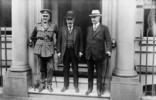 Titre original&nbsp;:  Major-General S.C. Mewburn, Sir Robert Borden, and Sir A.E. Kemp. 