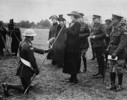 Titre original&nbsp;:  La princesse Patricia inspecte la Princess Patricia's Canadian Light Infantry (à droite, on voit le colonel Agar Adamson) 