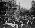 Titre original&nbsp;:    Description English: Crowd gathered outside old City Hall, at Main Street and William Avenue, during the Winnipeg General Strike. Visible on the left are the Union Bank of Canada building and Leland Hotel. Français : Foule rassemblée aux alentours de l'ancien hôtel de ville de Winnipeg, sur Main Street et William Avenue, lors de la grève générale de Winnipeg de 1919. Date 21 June 1919(1919-06-21) Source This image is available from Library and Archives Canada under the reproduction reference number PA-163001 and under the MIKAN ID number 3192170 This tag does not indicate the copyright status of the attached work. A normal copyright tag is still required. See Commons:Licensing for more information. Library and Archives Canada does not allow free use of its copyrighted works. See Category:Images from Library and Archives Canada. Author The Montreal Star Publishing Company [1] / P