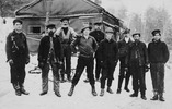 Titre original&nbsp;:  Dr. Norman Bethune. Victoria Harbour Lumber Co., Martin's camp. Dr. Bethune is standing straddle legs with hands on hips: Alfred Fitzpatrick, founder of Frontier College, standing 3rd from right. 1911 / Pinage (?) Lake, Ont. 
Credit: Library and Archives Canada / C-056826 A 
