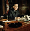 Titre original&nbsp;:  Le très honorable Lester B. Pearson assis à son bureau. 