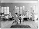 Titre original&nbsp;:  Photo: Female infirmary at the Hospital for the Insane, Toronto, [ca. 1910], Queen Street Mental Health Centre photographs, Archives of Ontario.