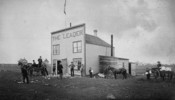 Titre original&nbsp;:  The Leader, le premier journal du territoire d'Assiniboia, fondé par Nicholas Flood Davin en 1883. 
