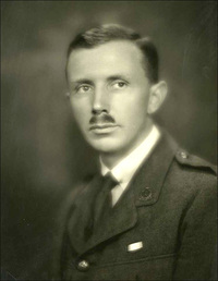 Titre original&nbsp;:  L. Bruce Robertson in uniform, [ca. 1914-1918]. L. Bruce Robertson fonds, F 1374, Archives of Ontario, I0050303. 