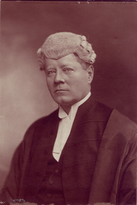 Titre original&nbsp;:  Portrait photograph of Edward Bayly (1865-1934). Date: [between 1910 and 1925]. Reference code: P411. Source: Archives of the Law Society of Upper Canada (https://www.flickr.com/photos/lsuc_archives/4427870584/in/photolist-7XwhoQ-7KgZEh-7FVyun-eM3EiT-jDiUzf-jDiVTN-nSf5oP/).