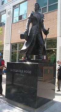 Titre original&nbsp;:  Alexander Wood (merchant) - Wikipedia. Statue of Alexander Wood at the corner of Church and Alexander streets in Toronto - photo by user Bearcat (https://en.wikipedia.org/wiki/Alexander_Wood_(merchant)#/media/File:Alexander_Wood_Statue_2005.jpg). Used under 
Creative Commons Attribution-ShareAlike 3.0 Unported (CC BY-SA 3.0) https://creativecommons.org/licenses/by-sa/3.0/. 
