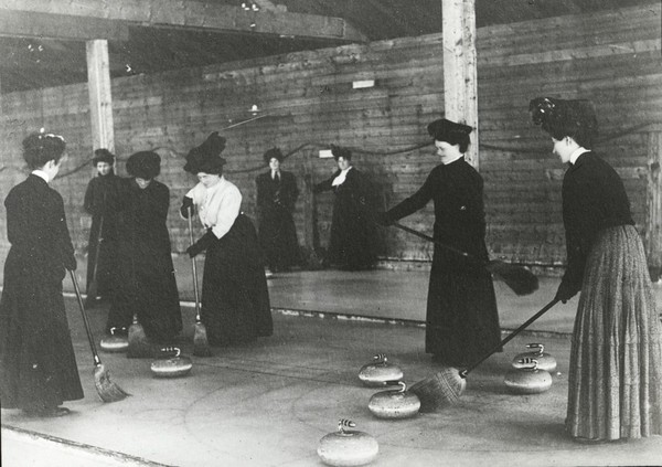 Titre original&nbsp;:  Femmes jouant au curling vers 1900. Archives du Musée canadien de l’histoire, S2004-1017 LS