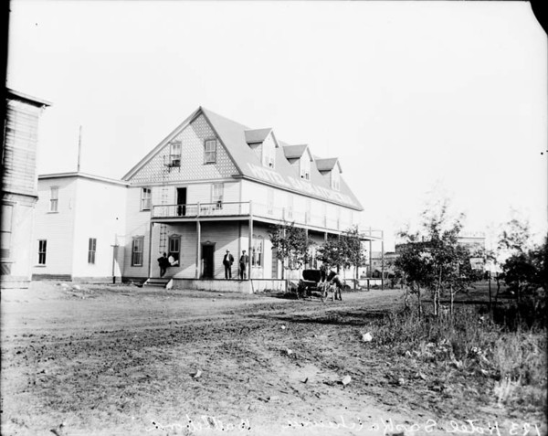 Titre original&nbsp;:  MIKAN 3819125 Hôtel Saskatchewan  . ca. 1906 [99 KB, 760 X 604]
