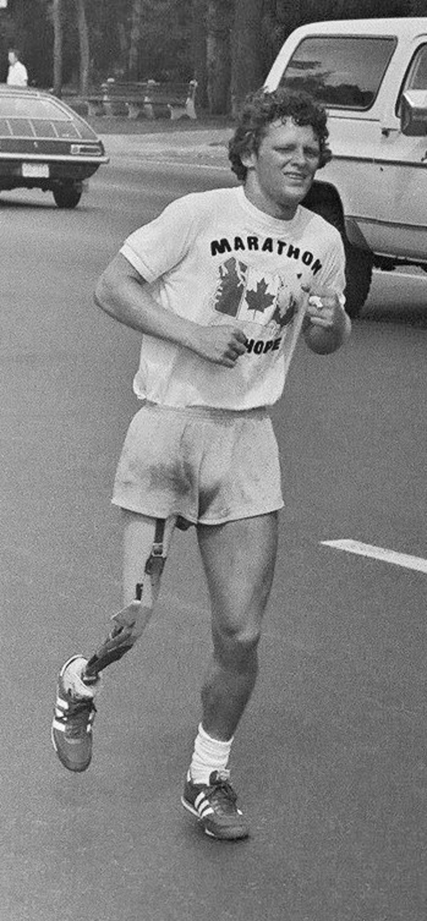 Titre original :    Description English: Photo of Terry Fox, Canadian cancer fund-raiser, during his 1980 