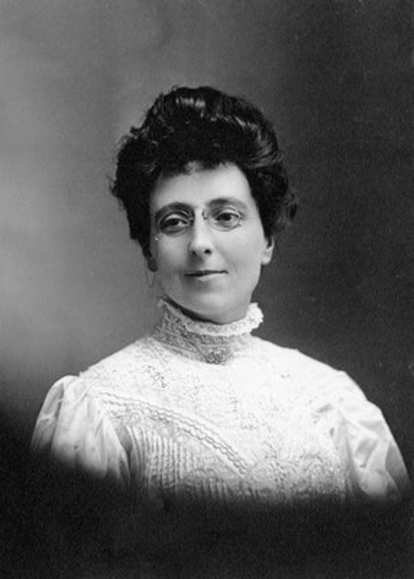 Titre original :  Lucy Maud Montgomery at time of publication of Anne of Green Gables. Age 34, 1908. Courtesy of L. M. Montgomery Collection, Archival & Special Collections, University of Guelph.