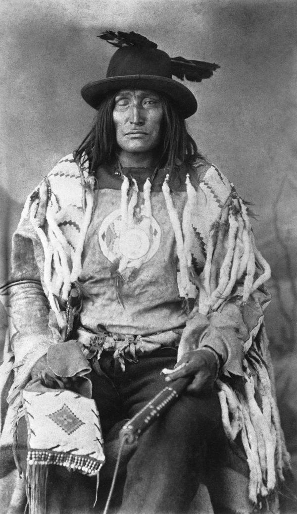 Titre original :  Bull Head, chief of the Sarcee (Tsuut'ina) [ca. 1890-1894]. 
Photographer/Illustrator: Ross, Alexander J., Calgary, Alberta. 
Image courtesy of Glenbow Museum, Calgary, Alberta.