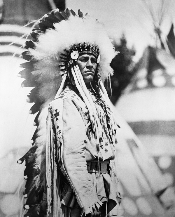 Titre original :  Long Lance, Indian author and newspaperman [ca. 1920s]. Photographer/Illustrator: McDermid Studio, Calgary, Alberta. Image courtesy of Glenbow Museum, Calgary, Alberta.