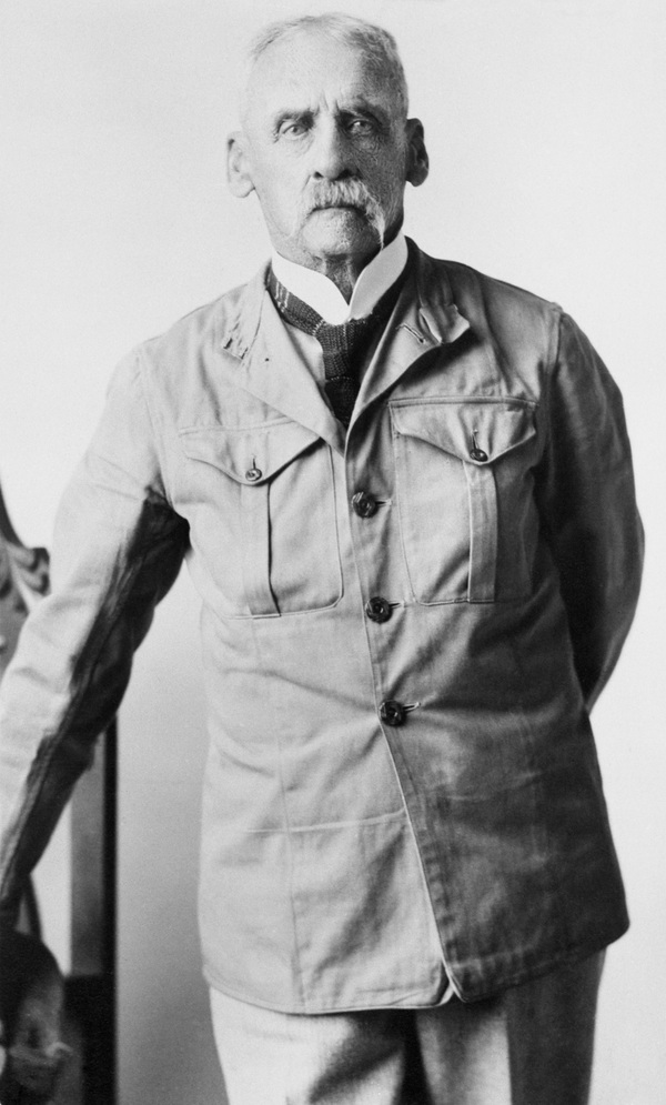 Titre original :  Sir Cecil E. Denny. 1925. Image courtesy of Glenbow Museum, Calgary, Alberta. 