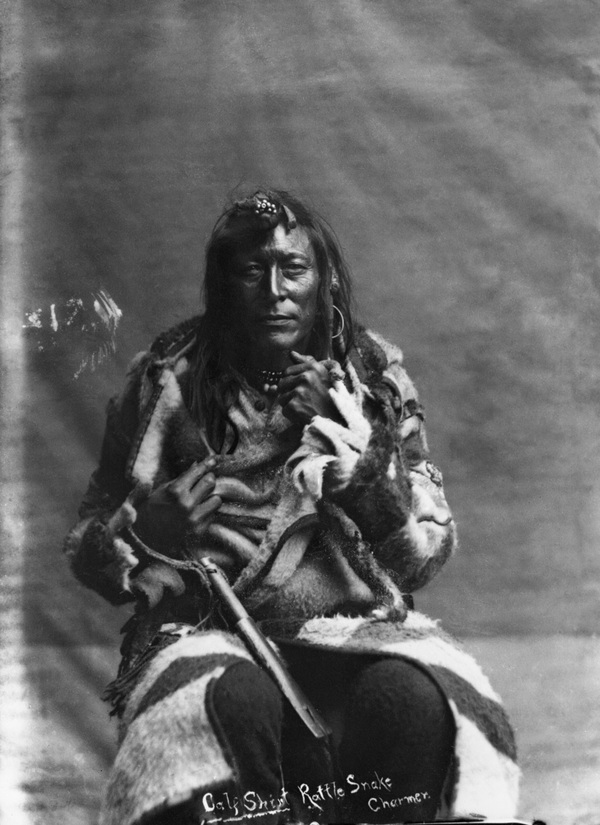 Titre original :  Calf Shirt, minor chief of the Bloods. [ca. 1886].  Photographer/Illustrator: Russell, F. L., Lethbridge, Alberta. Image courtesy of Glenbow Museum, Calgary, Alberta.