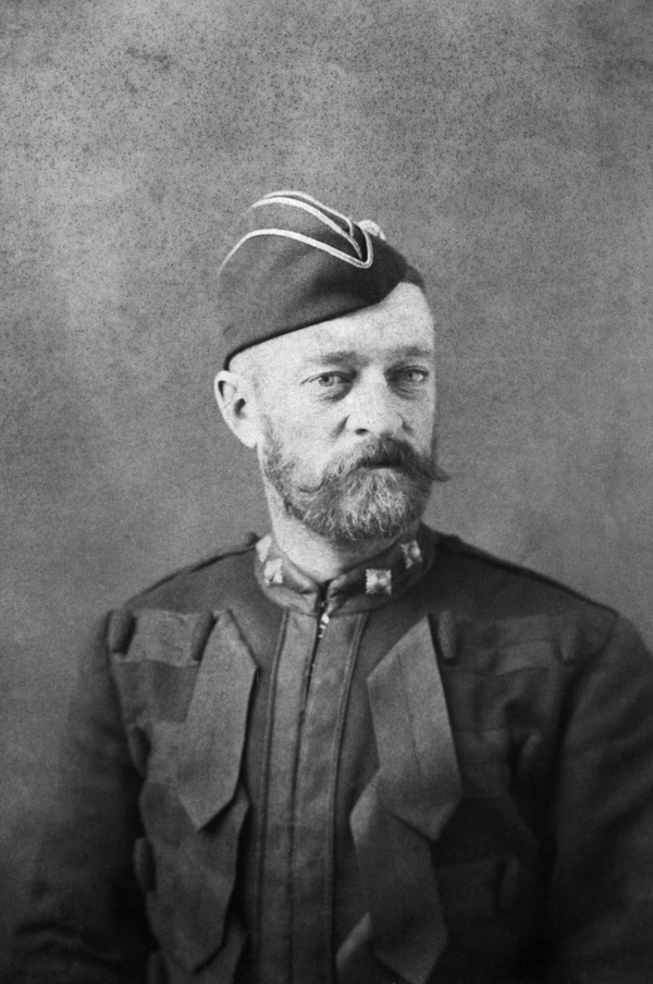 Titre original :  Colonel William M. Herchmer, North-West Mounted Police, Battleford, Saskatchewan. Date: 1882. Image courtesy of Glenbow Museum, Calgary, Alberta.


