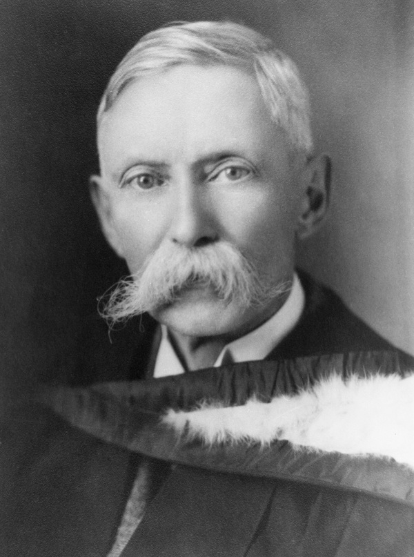 Titre original :  Doctor Frank H. Mewburn. 1920s. Image courtesy of Glenbow Museum, Calgary, Alberta.
