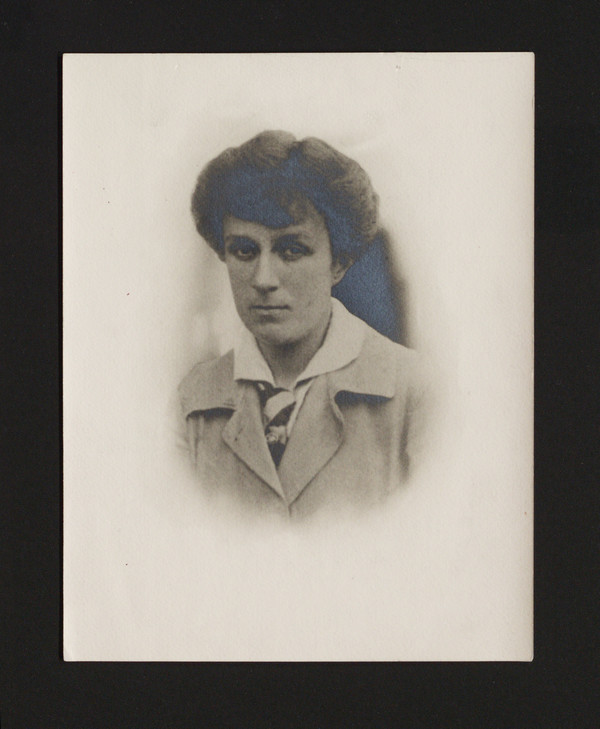 Titre original :  Marjorie Pickthall during World War I. Image courtesy of Victoria University Archives (Toronto, Ont.)