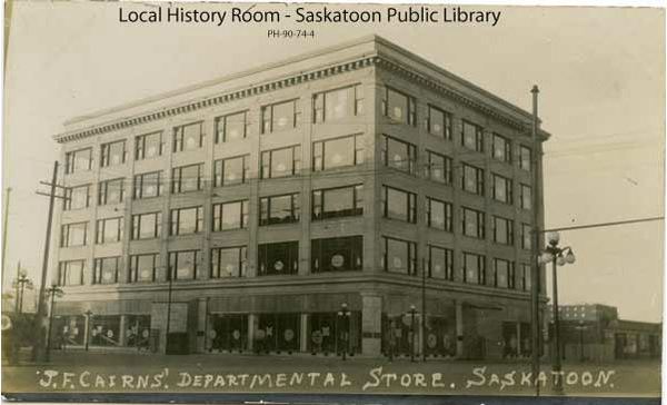 Titre original :  Courtesy Saskatoon Public Library. J.F. Cairns Dept Store No. 4, at corner of 23rd and 2nd Avenue. [ca. 1913]

Creator/Photographer:	Middleton Photo?