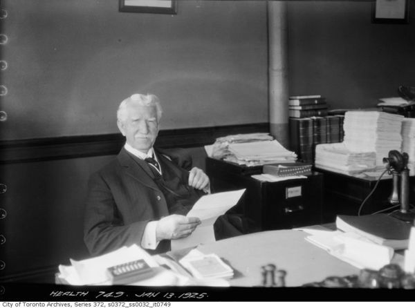 Titre original :  Dr. Hastings, M.O.H., in his office (film neg.). January 13, 1925. Image courtesy of City of Toronto Archives, Fonds 200, Series 372, Subseries 32, Item 749.