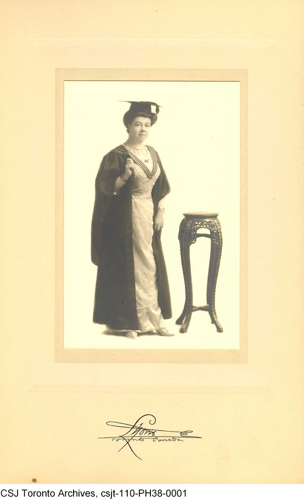 Titre original :  Gertrude Lawler, c. 1890 or 1892. Courtesy of the Sisters of St. Joseph of Toronto Archives (CSJTA).