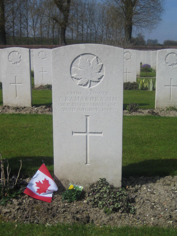 Titre original :  Grave Marker – One of first 42 Japanese Canadian soldiers enlisted in Calgary, 1916. From the Canadian Virtual War Memorial. The grave is located in the Aix-Noulette Communal Cemetery Extension, in France.