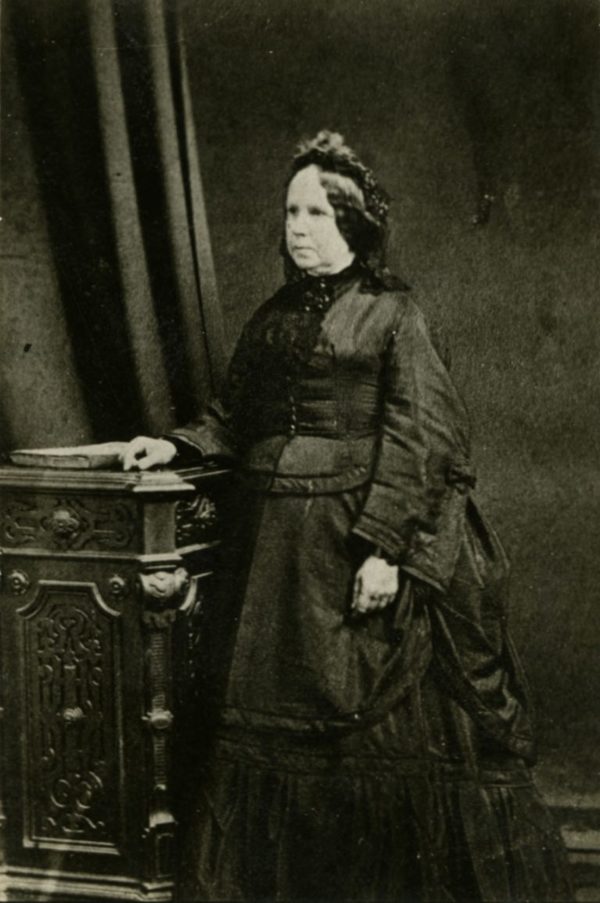 Titre original :  Éléonore D’Estimauville, Mme Louis-Paschal-Achille Taché, [Vers 1882], BAnQ Québec (P1000,S4,D83,PT9). Photographe inconnu.