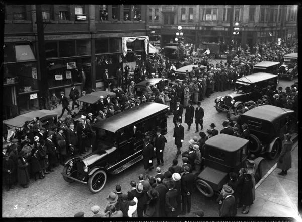 Titre original :  From Vancouver Public Library. Funeral procession for David C. Lew. Number 3 of a series VPL 17714-17725. Victoria Block visible at cross street is at 342 Pender Street, Vancouver, B.C.
Date: October 25, 1924. Photographer/Studio: Thomson, Stuart.