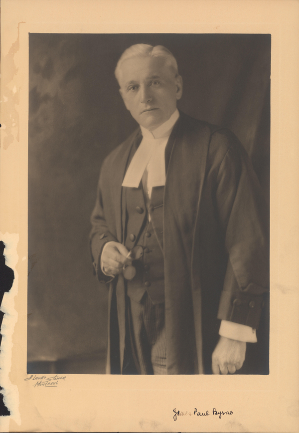 Titre original :  Photograph of James Paul Byrne, Faculty of Law - Archives Catalogue. Dalhousie University Archives, PC1, Box 25, Folder 10.