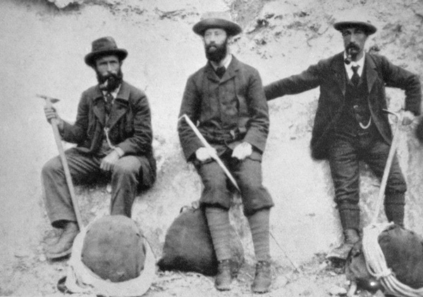 Titre original :  Sir James Outram (at centre) and Swiss guides, near Banff, Alberta. After the first ascent of Mount Assiniboine. L-R: Christian Hasler, James Outram, Christian Bohren. Date: 1901. Image courtesy of Glenbow Museum, Calgary, Alberta.

