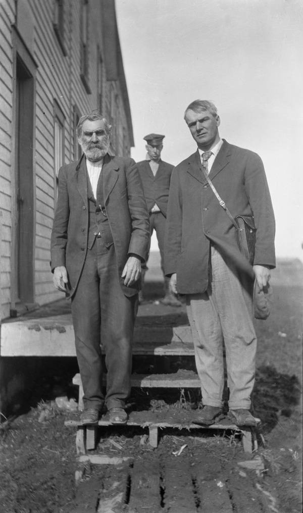 Titre original :  Jean Louis Legare (left) and Edwin Seaborn, Moose Jaw, Saskatchewan. Image courtesy of Glenbow Museum, Calgary, Alberta.