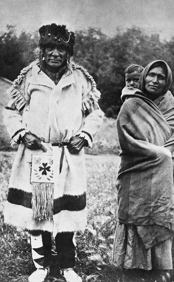 Titre original :  Chief Star Blanket, Cree File Hills reserve, Saskatchewan. Date: [ca. 1900]. Photographer/Illustrator: Morris, Edmund. Image courtesy of Glenbow Museum, Calgary, Alberta.

