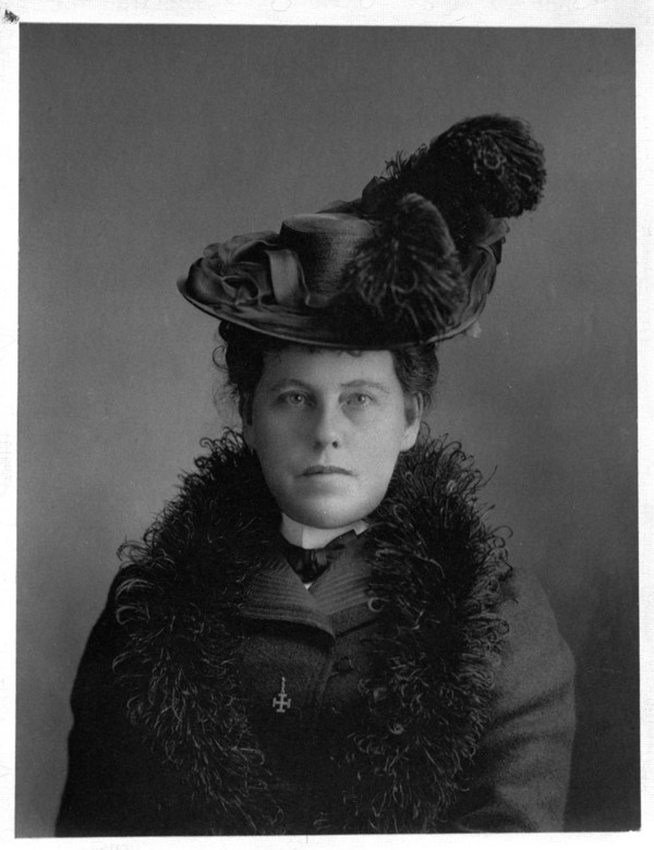 Titre original :  Mrs. Willoughby Cummings (Emily McCausland Cummings) Toronto corresponding secretary of the National Council of Women of Canada. Credit: Library and Archives Canada/PA-057336.  Restrictions on use: Nil. Copyright: Expired. Accession number: 1950-030. Item number: 3214496. 