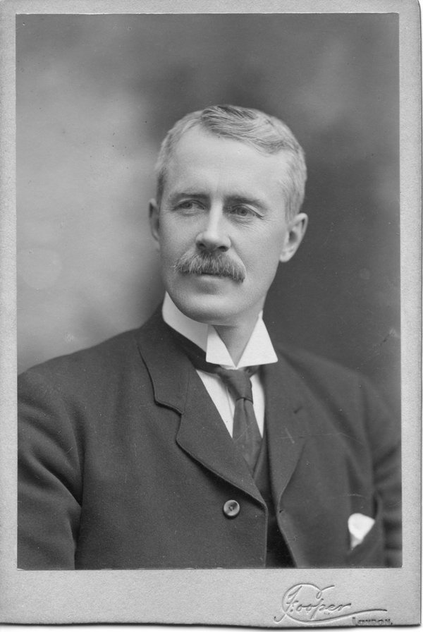 Titre original :  Black and white portrait of C.B. (Clarence Bartlett) Edwards. Taken by Frank Cooper, photographer, c. 1903. 
Source: Ivey Family London Room, London Public Library, London, Ontario, Canada (http://images.ourontario.ca/london/74422/data).