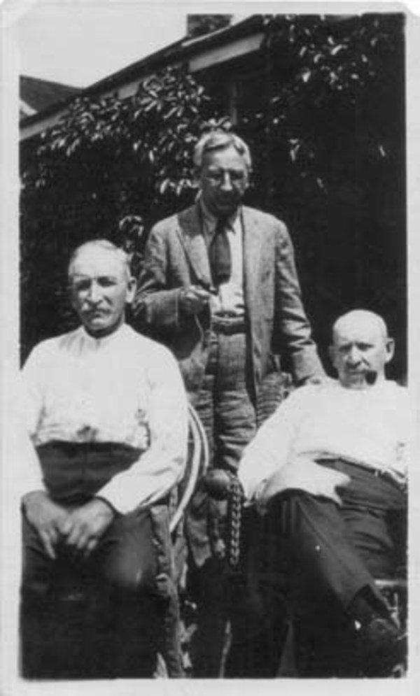 Titre original :  Archives of the Law Society of Upper Canada. Photograph of brothers Robert Fasken, Alexander Fasken (1872-1944), and David Fasken (1860-1929) posed in front of a house. Date: [between 1919 and 1929]. Reference code: 2009006-52P.