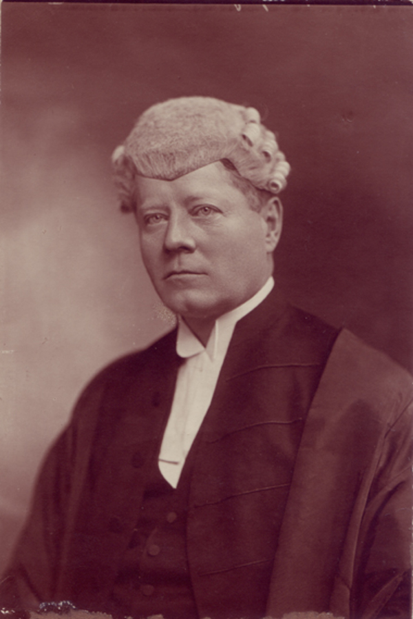 Titre original :  Portrait photograph of Edward Bayly (1865-1934). Date: [between 1910 and 1925]. Reference code: P411. Source: Archives of the Law Society of Upper Canada (https://www.flickr.com/photos/lsuc_archives/4427870584/in/photolist-7XwhoQ-7KgZEh-7FVyun-eM3EiT-jDiUzf-jDiVTN-nSf5oP/).