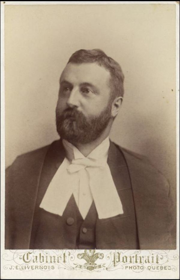 Titre original :  Titre: John Smythe Hall. Créateur: J.E. Livernois photo. Québec.
Date: [Vers 1900]. http://numerique.banq.qc.ca/patrimoine/details/52327/3115013 