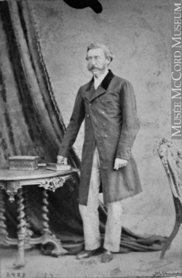 Titre original :  I-2985.1 | Dr. G. M. Douglas, Montreal, QC, 1862 | Photograph | William Notman (1826-1891)
Source: McCord Museum