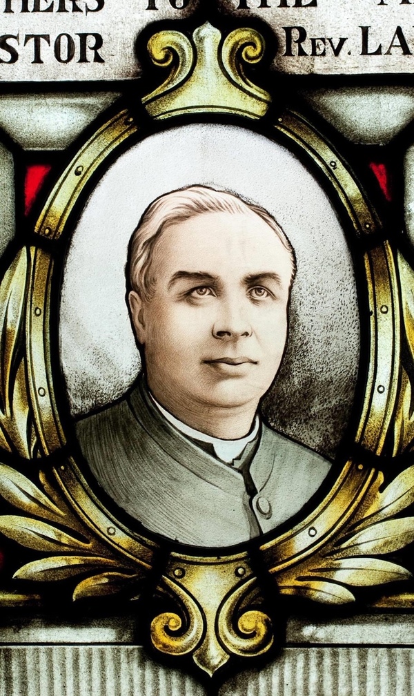 Titre original :  Stained glass window featuring an image of Lancelot Minehan in St Vincent de Paul Church, Toronto.  Used with permission from St Vincent de Paul Parish, Toronto.