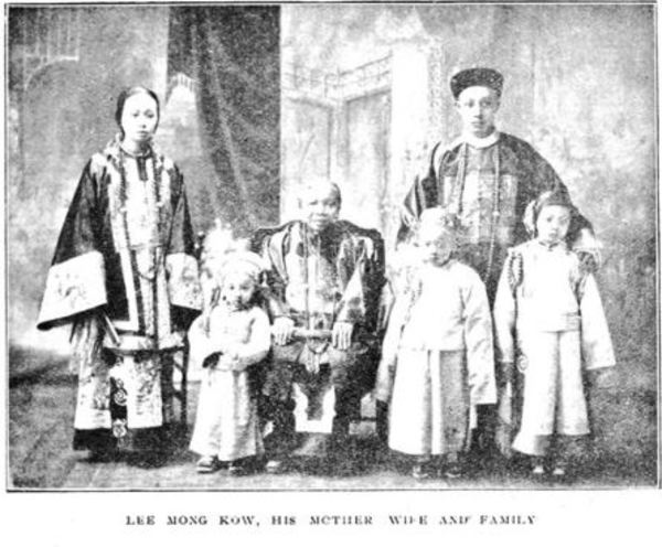 Titre original :  Lee Mong Kow, his mother wife and family. From: Maclean's magazine, 1 May 1909. Source: https://archive.macleans.ca/article/1909/5/1/a-remarkable-canadian-chinaman 