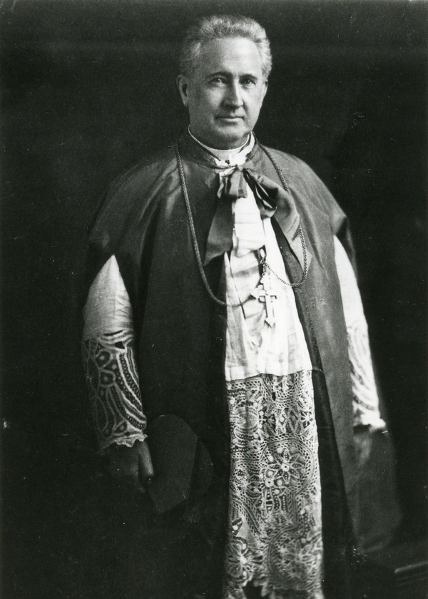Titre original :  Courtesy Archives of the Roman Catholic Archdiocese of Toronto (ARCAT). Archbishop McEvay. Photo taken sometime between 1908 to 1911.