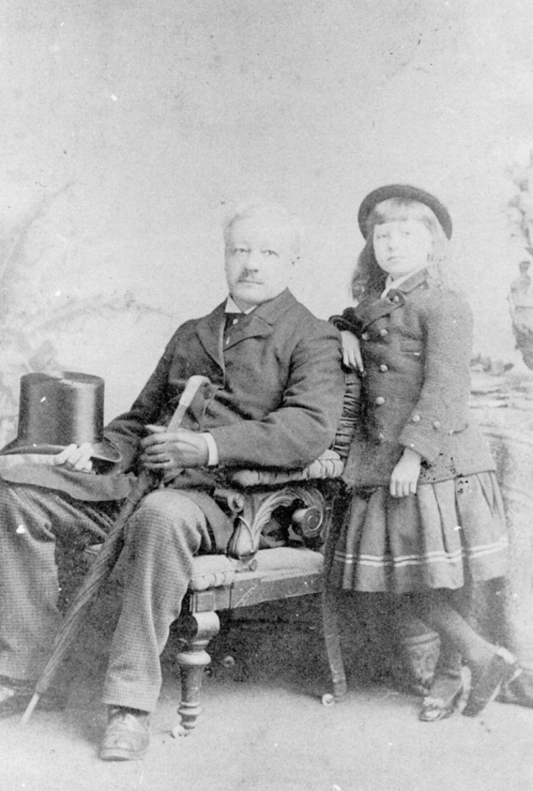 Titre original :  Print of photograph of Sir Robert John Pinsent (judge) seated with his young daughter (?). Memorial University of Newfoundland, Maritime History Archive Public Photo Catalogue. 