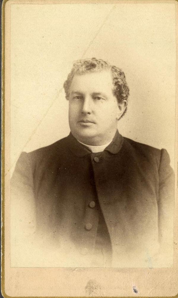 Titre original :  O'Connor, Denis, Archbishop. (1841-1911). From: University of St. Michael's College Archives (Toronto, ON). Photographs Collection: 1883-1. Source: https://utarms.library.utoronto.ca/archives/exhibits/showcase-150/online 