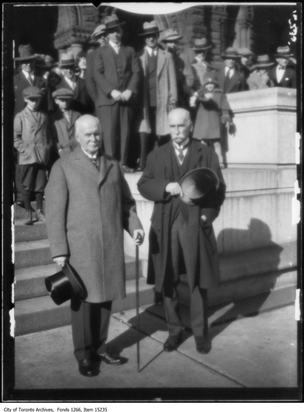 Titre original :  From: City of Toronto Archives

Title: Police Parade, Col. H.J. Grasett and Judge F. M. Morson

Archival citation: Fonds 1266, Item 15235

Date(s) of creation of record(s): October 14, 1928