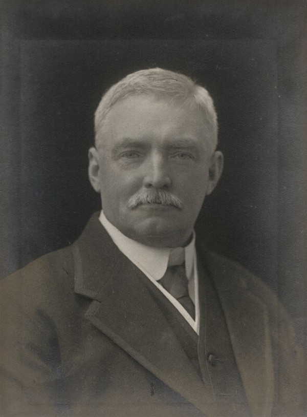 Titre original :  Sir William Frederick Lloyd by Walter Stoneman. National Portrait Gallery, bromide print, 1918. NPG x168993. 
Used under a Creative Commons license: http://creativecommons.org/licenses/by-nc-nd/3.0/ 