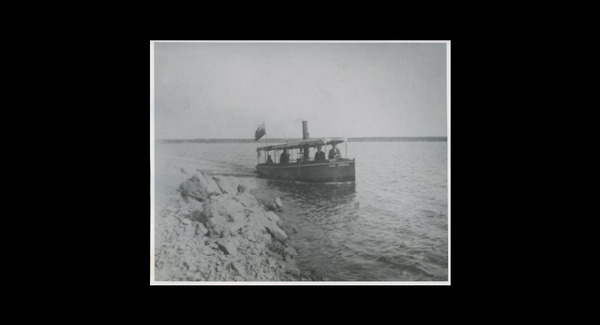 Titre original :  Title: Joseph Reader's boat
Description: An undated photograph of Joseph Reader, second from right, and his boat the “Glad Tidings” on Lake Winnipeg, Manitoba.
Source:	University of Manitoba Archives & Special Collections, Nan Shipley fonds, Mss 21, Pc 21 (A.79-14, A.05-82)
Permalink: http://hdl.handle.net/10719/11535 